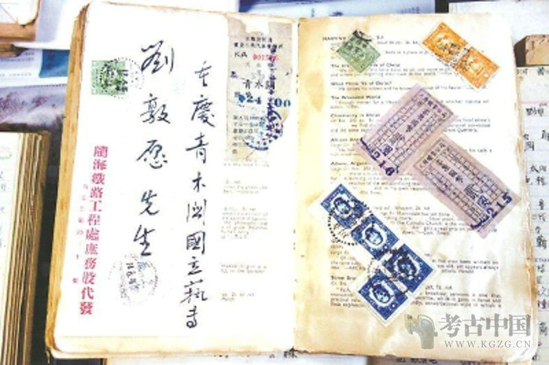 ▲ 1939年，刘敦愿入读国立艺专西画科。他一直有拿旧书或杂志作剪贴本的习惯，信封、报章、证件、票据乃至商标，都是他的剪藏对象
